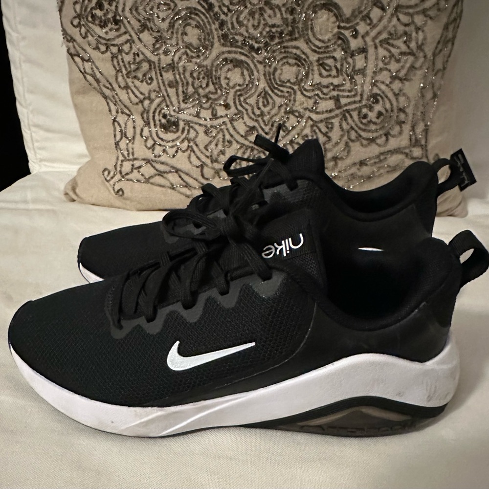 Nike Women Bella 7 Sneakers